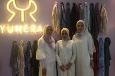 Melalui Hijab, Yumera...
