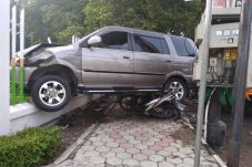 Hilang Kendali, Mobil...
