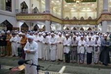 Apakah Makmum Harus...