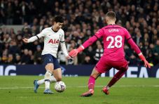 Tottenham Lolos, Ini...