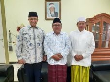Anies Bagi-bagi Sarung...