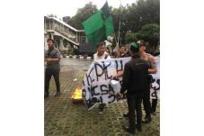 Puluhan Mahasiswa Demo...