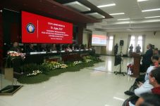 Bupati Pasang Kayu Raih...