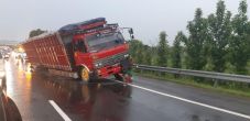 Truk ODOL Patah As Sebabkan...