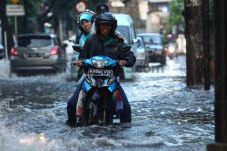 Hingga Minggu Pagi,...