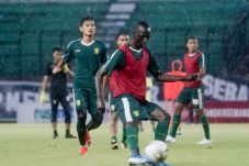 Laga Melawan Persik,...