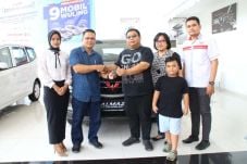 Wuling Serahkan Hadiah...