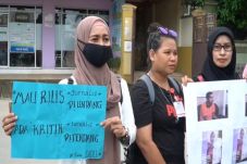 Mengkritik Bupati Lewat...