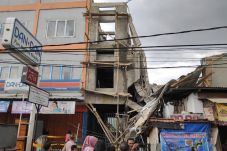 Polisi Duga Bangunan...