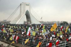 Puluhan Ribu Warga Iran...