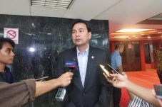 Pimpinan DPR Bantah...