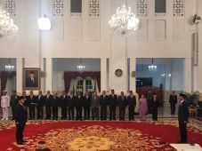 Presiden Jokowi Lantik...