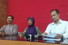 Ditipu, Nenek Buta Huruf...