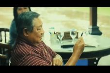 SBY Senyam Senyum Lihat...