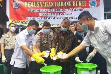 Dihadapan Tersangka,...