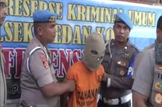 Robek Alquran Pria Paruh...