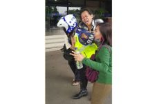 Polisi Gendong Penumpang...