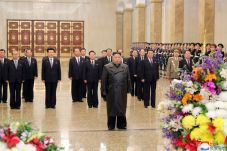 Kim Jong-un Tampil Dihadapan...
