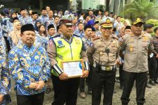 Gendong Warga Terkena...