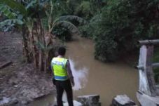 Diduga Tak Bisa Berenang,...
