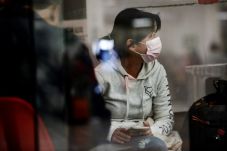 Kemlu Kirim Masker untuk...