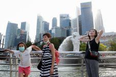 Singapura Kurung Warganya...