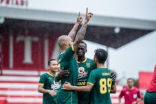 Tumbangkan Arema, Persebaya...