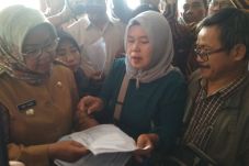 Bupati Bogor Disemprot...