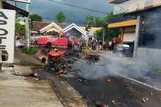 Rusuh, Pembakaran Motor...