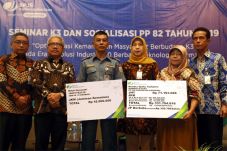 Dua Ahli Waris Terima...