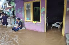 Air Kali Ciliwung Terus...