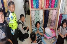 Perampok Sekap dan Ancam...