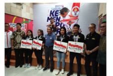 Atlet Angkat Besi Terima...