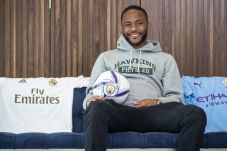 Sterling Buka Suara...