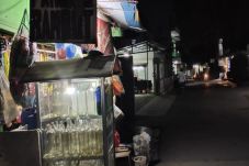 Pura-pura Beli Pulsa,...