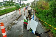 Dihantam Hujan, Jalan...