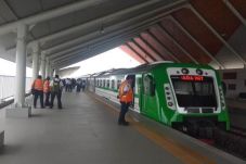 Naik Kereta Bandara...