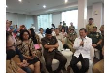 Sambangi RS Mitra Keluarga,...