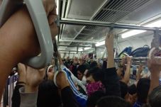 Penumpang KRL: Yang...