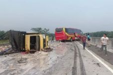 Melaju Searah, Bus Medan...