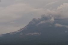 Gunung Semeru Lontarkan...