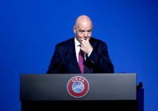 Presiden FIFA Minta...