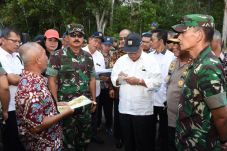 Panglima TNI-Menteri...