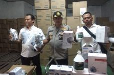 Polda Kepri Gerebek...