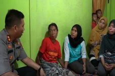 Digigit Buaya saat Menyeberang...
