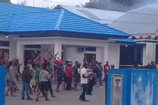Hindari Polisi, Pendukung...