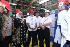 Menaker Ida Tinjau Program...