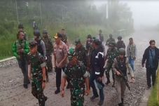 OPM Teror Warga Tembagapura,...
