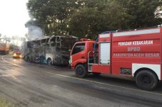 Bus Antar Provinsi Mengangkut...