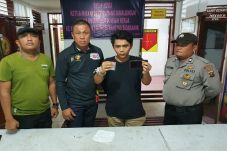 Kelabui Polisi, Pemuda...